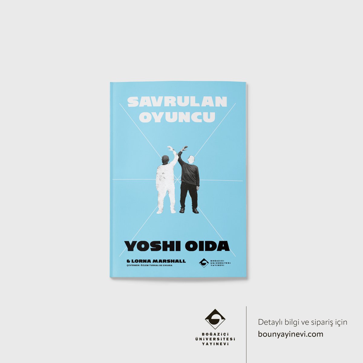 Savrulan Oyuncu, Japon oyuncu ve yönetmen Yoshi Oida'nın uluslararası tiyatro topluluğuna katılma sürecini, bu toplulukta geçirdiği ilk on yılını ve oyunculuk sanatına dair deneyimlerini anlatıyor.

1968'de Japonya'dan ayrılarak Paris'e gelen Oida, kısa sürede topluluğun öncü