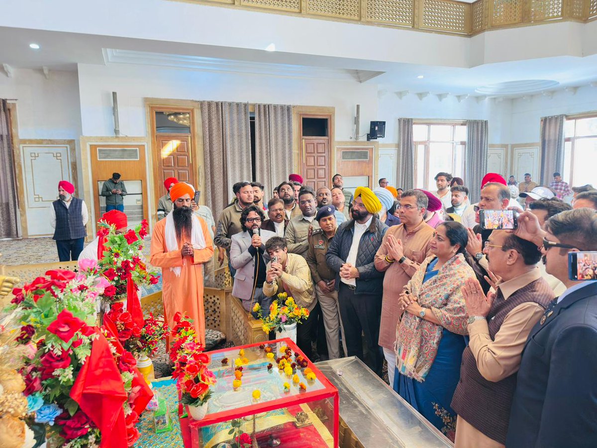 आज माननीय मुख्यमंत्री श्रीमती <a href="/gupta_rekha/">Rekha Gupta</a> जी एवं मेरे सहयोगी कैबिनेट मंत्रीगण साथियों के साथ अमृतसर स्थित श्री राम तीर्थ (भगवान वाल्मीकि तीर्थ स्थल) में प्रभु के दर्शन किए।
यह वही पवित्र स्थान है जहाँ महर्षि वाल्मीकि जी का प्राचीन आश्रम स्थित था, जहाँ माता सीता जी ने आश्रय लिया