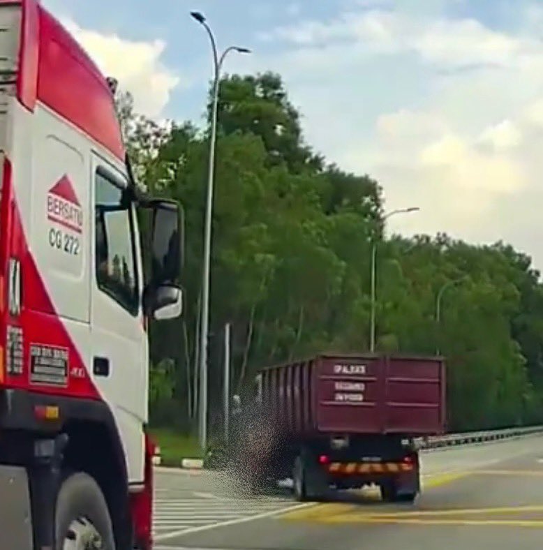 Suami maut manakala isterinya patah kaki selepas motosikal ditunggangi merempuh sebuah lori yang mengubah laluan secara mengejut di Jalan Ipoh-Lumut, Perak, kelmarin.

Mangsa Ahmad Taufik Abu Bakar, 60 dan  Azizah Mat Jamat, 61.