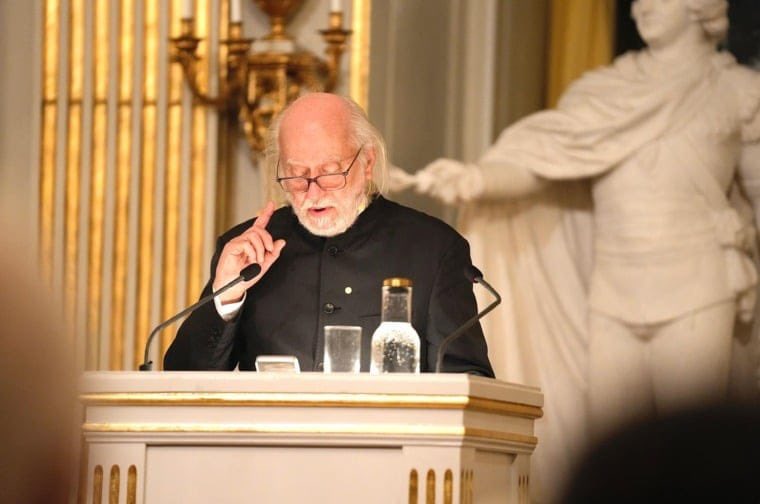 FarleyMacias's tweet photo. 8 DE DICIEMBRE:
INVITO AL DISCURSO NOBEL DE LÁSZLÓ KRASZNAHORKAI

En la fría tarde de Estocolmo del día de ayer, el escritor húngaro LÁSZLÓ KRASZNAHORKAI pronunció su Discurso de aceptación del Premio Nobel de Literatura correspondiente a 2025, que recibirá este 10. Comenzó con estas palabras: “inicialmente quise compartir con ustedes mis reflexiones sobre la esperanza, pero como mis reservas de esperanza se han agotado definitivamente, ahora hablaré de los ángeles”. Se trató de un alegato en favor de la Humanidad y, a la manera de la “Oración por la Dignidad Humana”, de Pico della Mirandola, sentenció:

“¡Ah, basta de ángeles! Hablemos mejor de la dignidad humana. Ser humano, criatura asombrosa, ¿quién eres? Inventaste la rueda, inventaste el fuego, te diste cuenta de que la cooperación era tu único medio de supervivencia, inventaste la necrofagia para poder ser el amo del mundo bajo tu mando, adquiriste un intelecto asombrosamente grande, y tu cerebro es tan grande, tan surcado y tan complejo que, verdaderamente, por medio de este cerebro, adquiriste poder, aunque algo limitado, sobre este mundo que también fue nombrado por ti, lo que te llevó a tales reconocimientos que luego resultaron ser falsos, pero que te ayudaron a progresar en el curso de tu evolución; su desarrollo, avanzando a pasos agigantados, reforzó su especie en la Tierra y la hizo crecer. Se reunieron en hordas, construyeron sociedades, crearon civilizaciones. También fueron capaces del milagro de no extinguirse, aunque esa posibilidad también existía, pero una vez más se mantuvieron firmes.

Luego, como homo habilis, fabricaron herramientas de piedra y también supieron usarlas. Luego, como homo erectus, descubrieron el fuego. Y luego, debido a un pequeño detalle —a diferencia del chimpancé, su laringe y su paladar blando no se tocan—, les fue posible crear el lenguaje, en paralelo al desarrollo del centro del habla en el cerebro; te sentaste con el Señor de los Cielos, si podemos creer los pasajes silenciados del Antiguo Testamento, te sentaste con Él, y le diste nombre a todas las cosas creadas que Él te mostró, luego inventaste la escritura, pero para entonces ya eras capaz de líneas de pensamiento filosóficas, primero conectaste los eventos, luego los separaste de tus creencias religiosas; refiriéndote a tu propia experiencia, inventaste el tiempo, construiste vehículos y barcos, vagaste por lo Desconocido de la Tierra, saqueando todo lo que se podía saquear, te diste cuenta de lo que significaba concentrar tu fuerza y tu poder, mapeaste planetas que se creían inaccesibles, y para entonces ya no considerabas al Sol como un Dios ni a las estrellas como las determinantes del destino, inventaste, o mejor dicho, modificaste la sexualidad, los roles de hombres y mujeres, y muy tarde, aunque nunca es demasiado tarde, descubriste el amor por ellos, inventaste los sentimientos, la empatía, la diferencia, jerarquías en la adquisición de conocimiento, y finalmente volaste al espacio, abandonando a las aves, luego volaste a la Luna y allí diste tus primeros pasos, inventaste armas capaces de volar la Tierra por los aires varias veces, y luego inventaste ciencias de una manera tan flexible gracias a la cual el mañana prevalece sobre lo que solo se puede imaginar hoy, y mortificaste lo que solo se puede imaginar hoy, y creaste arte desde las pinturas rupestres hasta la Última Cena de Leonardo, desde el mágico y oscuro encanto del ritmo hasta Johann Sebastian Bach.

#LászlóKrasznahorkai #PremioNobel2025 #DiscursoNobel #DignidadHumana #PicoDellaMirandola #HumanidadEnCrisis #EvoluciónHumana #MemoriaYOlvido #8DeDiciembre #FarleyMacías #Medellín #ÁngelesYHombre
