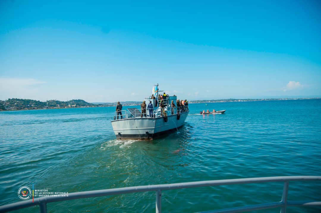 🇨🇩 Le vice-Premier ministre de la Défense a effectué dimanche une mission d’inspection à Kalemie (Tanganyika) pour évaluer l’avancement des travaux des patrouilleurs sur le lac Tanganyika.
Accueilli par le général Eddy Kapend, il a passé en revue le matériel utilisé lors d’une