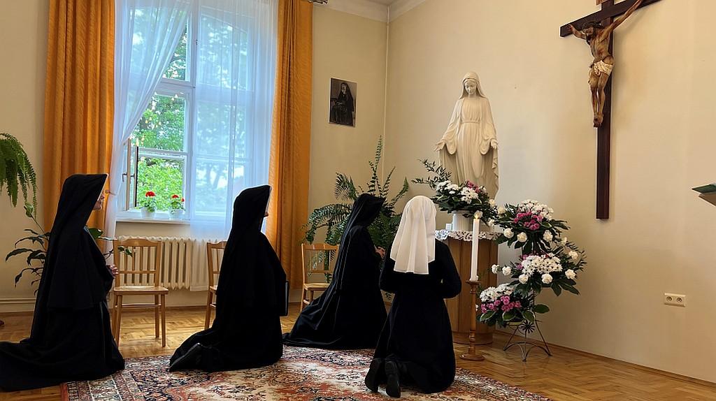 Koronka Miłosierdzia Bożego ➠ Codziennie o 15:00 dla Intensje Wszystkich Followers:
➟ English ➟ <a href="/SantaFaustyna/">DivineMercy</a>    ✠ Español ➟ <a href="/SantaFaustynaES/">DivinaMisericordiaES</a>
➟ Polski ➟ <a href="/SantaFaustynaPL/">MiłosierdzieBoże</a>   ✠ Français ➟ <a href="/SantaFaustynaFR/">MiséricordeDivine</a>
➟ Italiano ➟ <a href="/SantaFaustynaIT/">DivinaMisericordia</a> ✠ Português➟ <a href="/SantaFaustynaPT/">Misericórdia Divina</a>