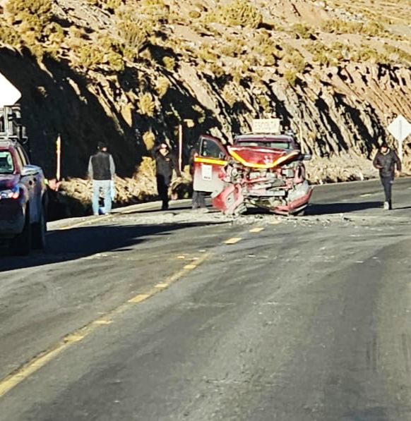 #iquique
GRAVE ACCIDENTE MINERO EN COLLAHUASI*   al interior de Faena en rutas Internas Kilómetro 24, en pista de subida, motivo  Colisión por Alcance producido por el Encandilamiento .
mantengan distancia entre vehículos  y uso del EPP.