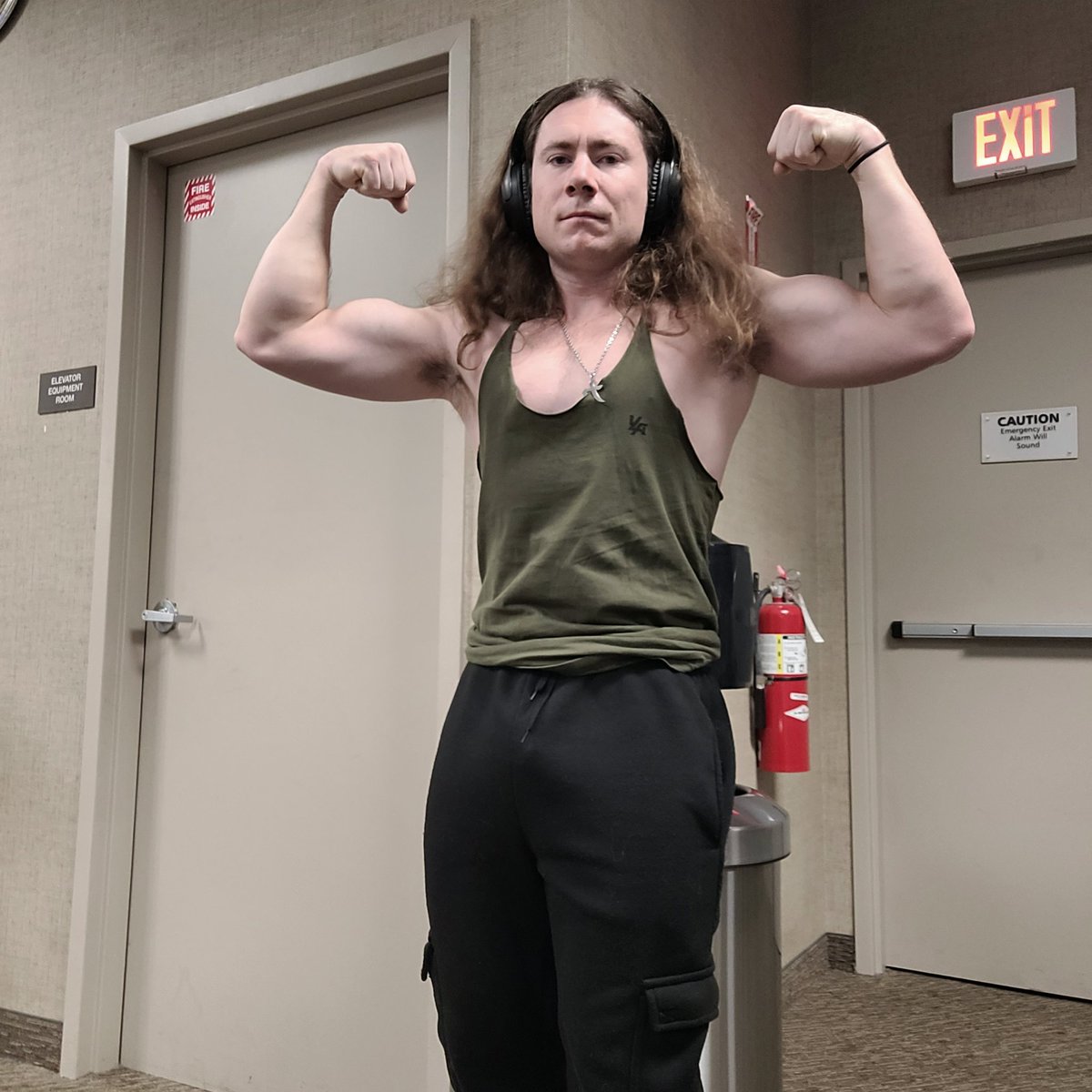 AdamTheRandian's tweet photo. 4am full body + sauna and cold shower. Set a new PR for barbell overhead press: 145lbs for 2 reps. Still stuck at 390 on deadlift. https://t.co/otRss1ZCtN
