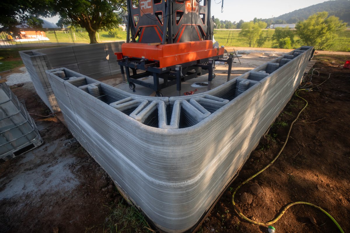 UK_Philanthropy's tweet photo. #UK alum Eric Wooldridge, director of the #KCTCS Additive Manufacturing Center of Excellence, uses a little concrete &amp; a lot of ingenuity to construct houses that can take a real wallop. Learn more about his game-changing 3-D printed concrete houses at  https://t.co/15vNvwEqpJ https://t.co/OCz7ZEUMu7
