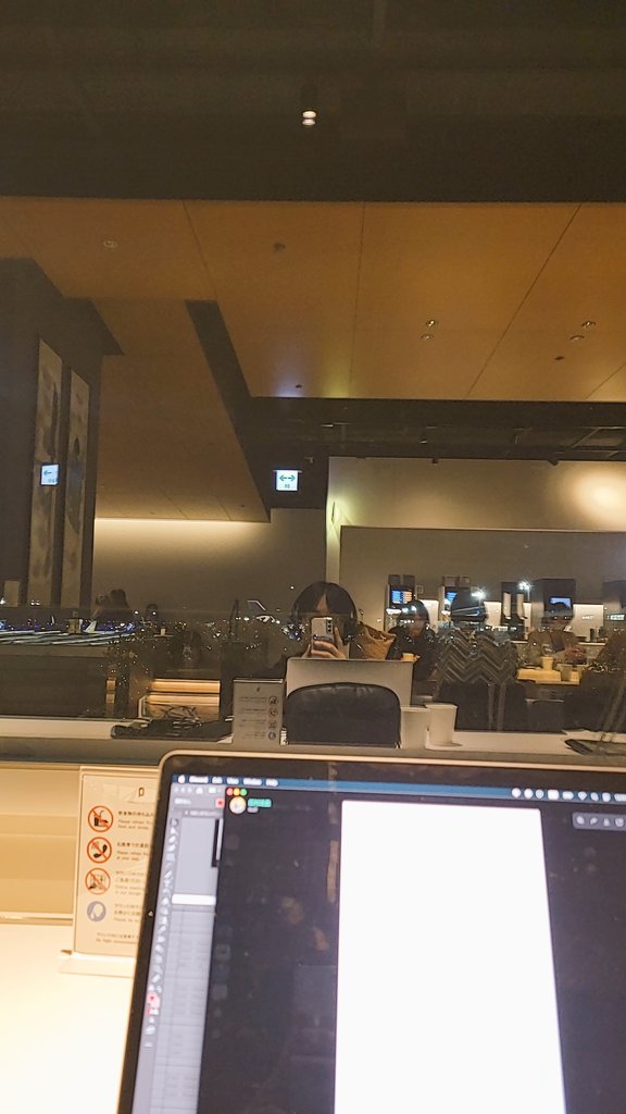 札幌帰る飛行機が欠航して、羽田空港のラウンジに６時間いた。ラウンジなんて人生で使うこと無いと思ってたけど、千円とか払ったらプラチナカードとか無くても入れた。快適。

ただ、これから乗る振替便が霧のために引き返す恐れがあるとか言っていて、戦慄している。