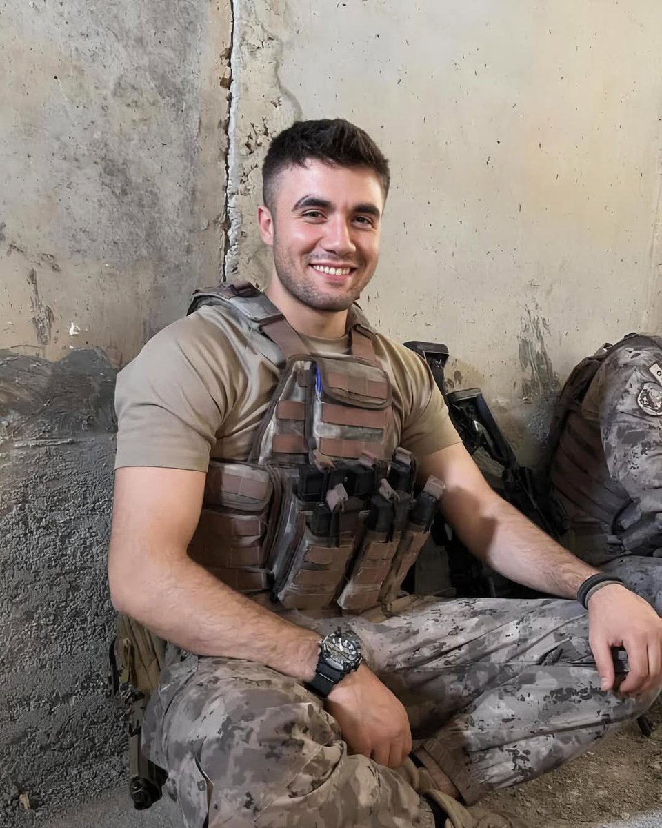 Cennete hep Yusuf yüzlüleri gönderdik.

Şehit Polis Özel Harekat Emre ALBAYRAK. 🇹🇷