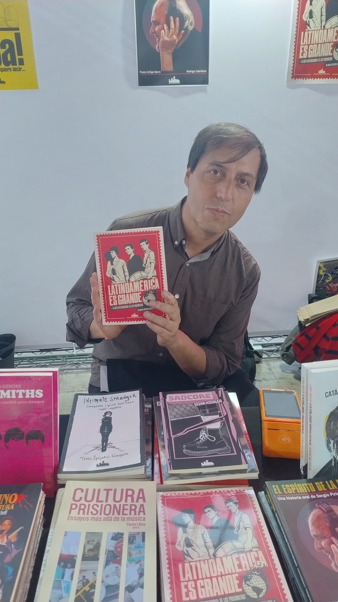 stgoandereditor's tweet photo. Postales de ayer en Feria @PulsarCL en @EstacionMapocho, en el stand de @stgoandereditor 🥳📚🚀🎸🔥
@MaritaEstherGC @elmiguelsxd @macalavin #davidponce https://t.co/Hq4nJYZP9n