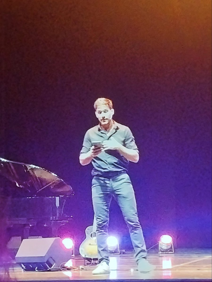 luciaoses1's tweet photo. ✨ Una noche de música, poesía y ciencia.
#ElClubDeLaTusa 💫❤️ @JaSantaolalla 🪐🎶 Verte siempre es tan gratificante. Me divertí muchísimo escuchándote hablar filosofía y física 👏👏. Gracias https://t.co/N0N8EiPAwn
