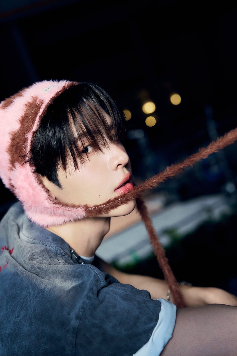 DEXXofficialTH's tweet image. “JAMESSU” ใน MV เพลง “Skinship By DEXX” 💌📦✨

YouTube : DMD MUSIC 
🔗 : youtu.be/9PbEZkBHZ6s

Available now on streaming platforms
🎧 : DEXX.lnk.to/Skinship

DEXX MV SKINSHIP
#SkinshipByDEXX
#DEXXth
#JAMESSU_DEXX
#DMDMUSIC