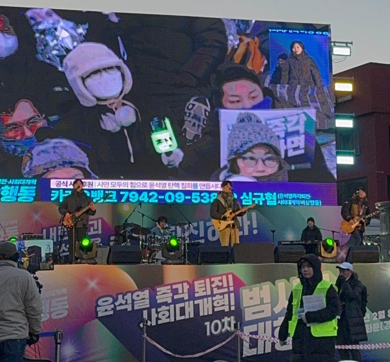 작년 연말 공연을 준비할 때 우린 어땠을까? 

1. 엄청난 시위 인파속에서 우연히 만난 기타리스트와 드러머
2. 작년 연말 공연 대책 회의
3. 작년 공연 무대에 오르기 직전
4. 공연을 했던 우리

- 전체 글은 9와 숫자들 블로그에... -

m.blog.naver.com/9andthenumbers…