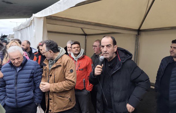 red_salute's tweet photo. Βλέπω τα στελέχη του ΚΚΕ στους #αγρότες να συγκρούονται στην πρώτη γραμμή με μπάτσους, ΜΑΤ, σκυλιά των ΜΜΕ και γενικά όλο τον συφερτο και δεν μπορώ να καταλάβω ακόμη αν το ΚΚΕ τελικά είναι συγκρουσιακό ….🤔 https://t.co/OyoSn2s0A8