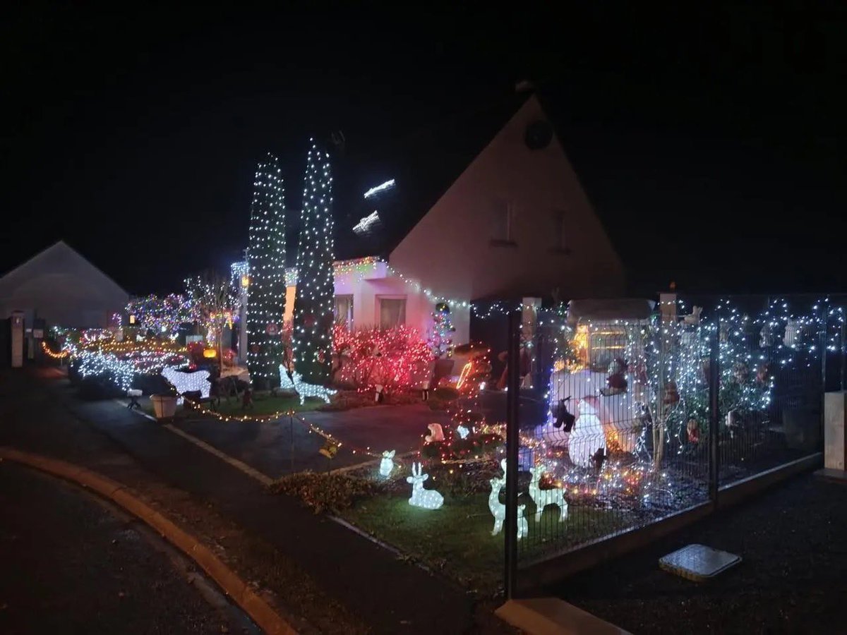🔴🇫🇷 𝗙𝗟𝗔𝗦𝗛 𝗜𝗡𝗙𝗢 — À Tiercé (Maine-et-Loire), un couple de retraités qui décore chaque année sa maison pour Noël en mémoire de leur fils décédé, s’est fait tout VOLER en une seule nuit.

Depuis 2007, Christiane et Gérard installent décorations et lumières pour rendre