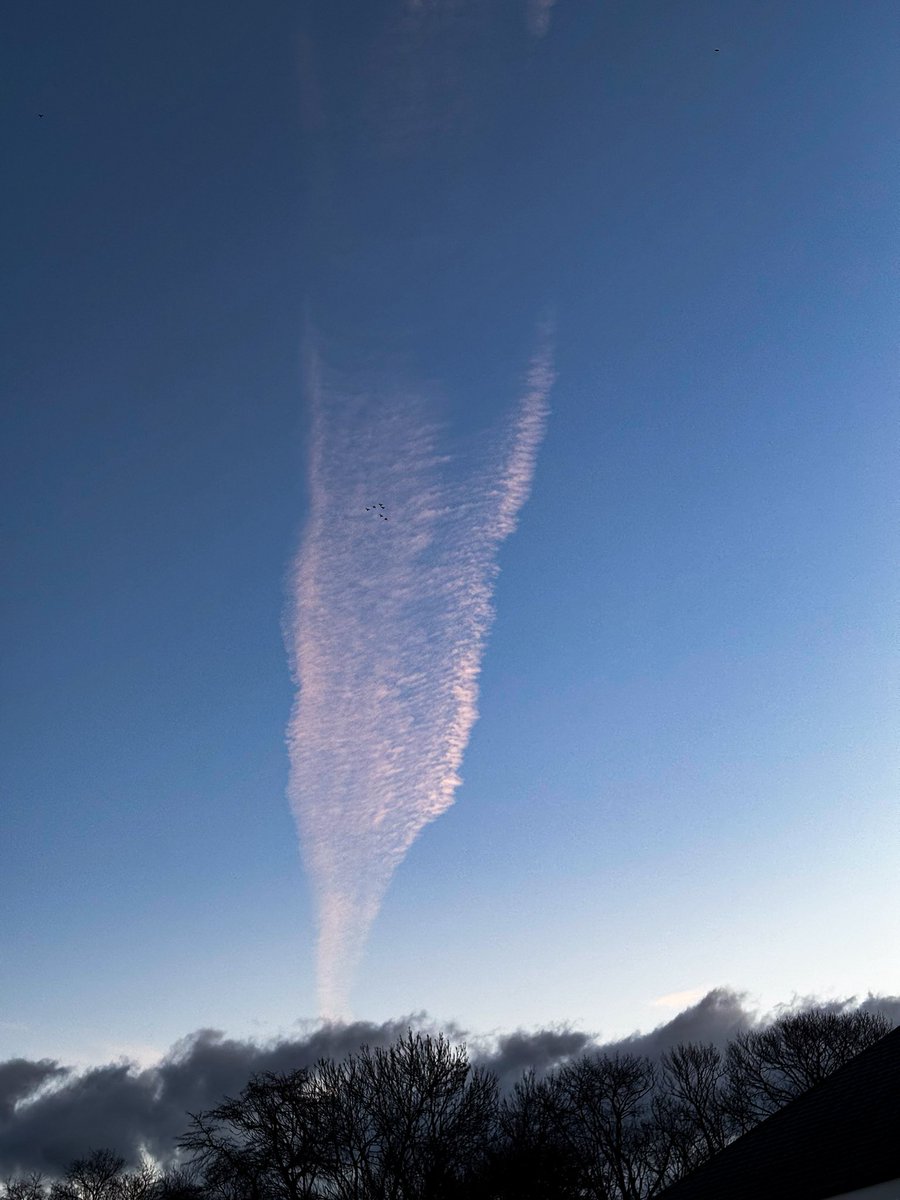 Ilookupalot's tweet image. Oh sure, that’s completely natural. Not. #stateofmassachusetts out early spraying. #aerosolinjection #notnatural #manmade #massachusetts #skyreport #chemtrailsworldwide