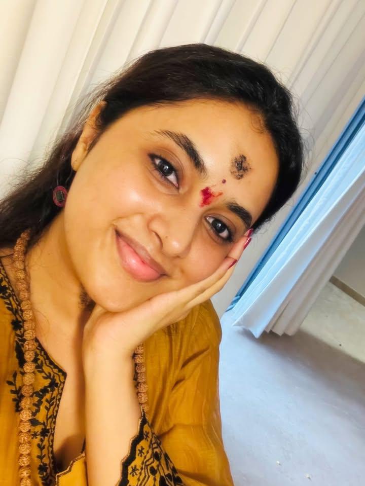 அணைத்துக்கொள்ளவும் ஆறுதல் சொல்லவும் அவள்  அருகில் இல்லை என்றபோதும்...,

நினைத்துக்கொள்ளவும் நினைவூட்டவும் எல்லாவற்றிலும் நிறைந்திருக்கிறாள்......!