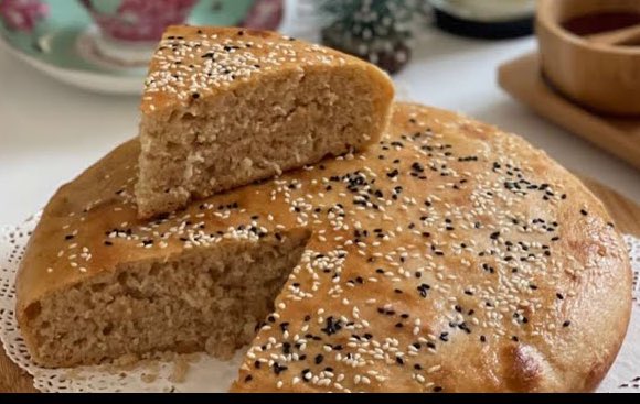 خبز الجنوب 🫓

هذا خبزنا من قبل تخلق فرنسا وايطاليا؛
استغرب من اللي يسميه سوردو ويترك مسمياتنا المحلية والأعرق وكأنه لم يعرفه إلا ايطاليا؛ بالعكس ايطاليا تأسست قبل حوالي 170 سنة؛ عندنا أحدث بيت قديم عمره فوق 300 سنة..

الخبز الجنوبي خبز البقصة او التوشاية خبز يستخدم في تخميره