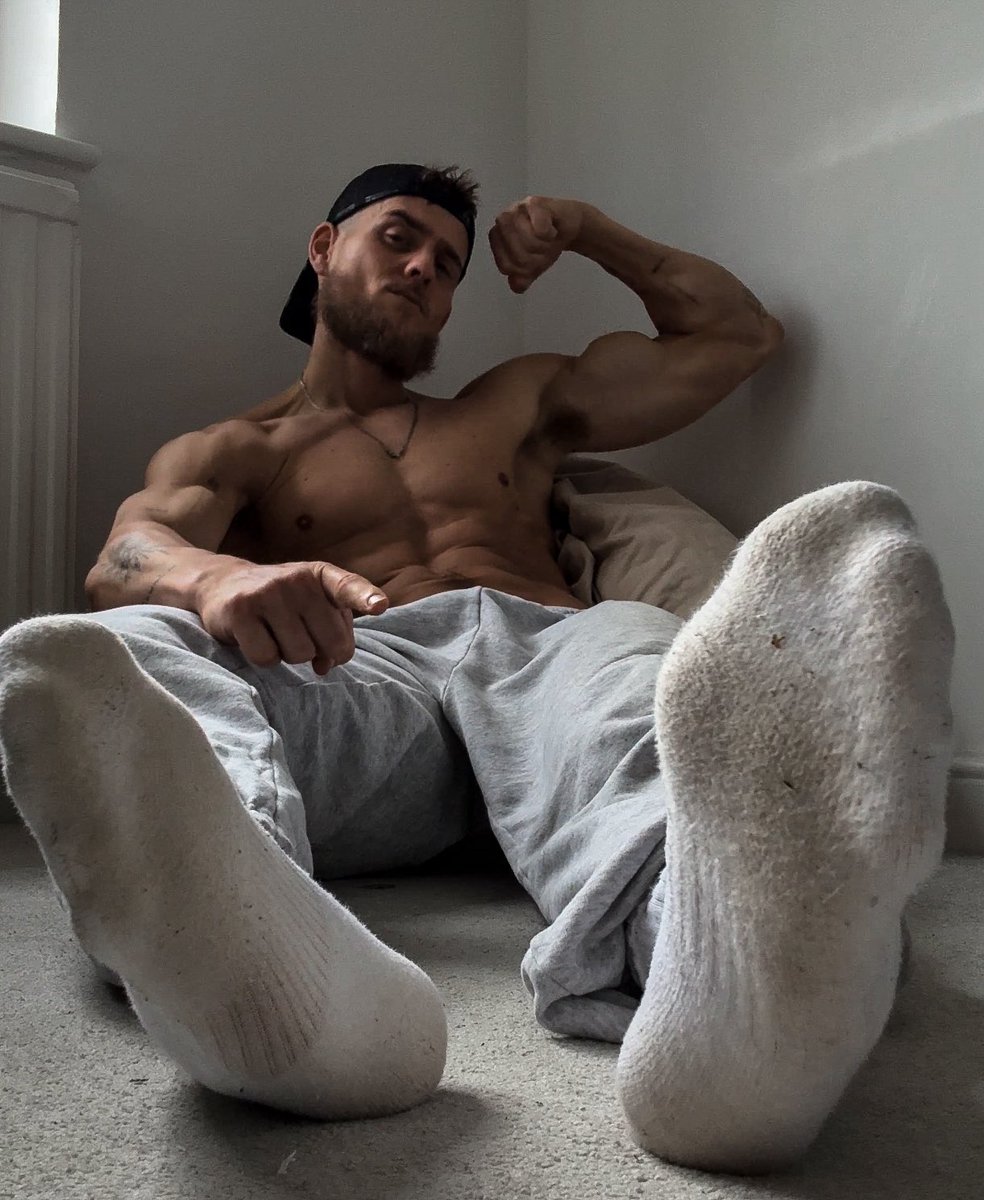 RT for bare

Like for socked

Comment for both 😈