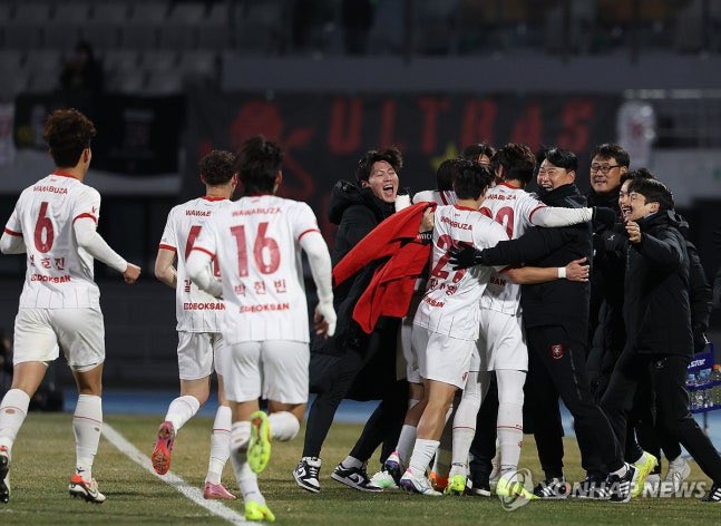kimgipyodor's tweet photo. 부천FC 드디어 K1 승격!!

어려운 환경에서 잘 싸워주신 선수단
그리고 헤르메스 그리고 부천 시민 여러분
정말 자랑스럽고 감사합니다. 

1부리그에서도 우리는
멈춤 없이 
또다른 신화를
창조해 나갈 것입니다. 

저도 
시민 여러분과 
늘, 함께, 든든하게 
응원하겠습니다. https://t.co/BwGwd1oy0O