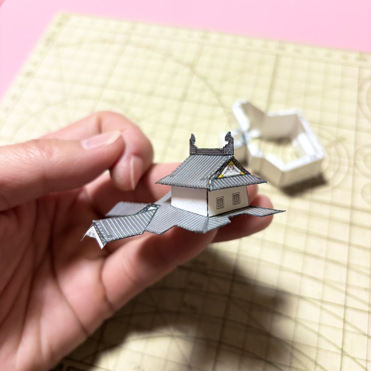 nosuke311's tweet image. 2025年3城目 岸和田城 
その6 小天守屋根2、一階

秀吉は紀州征伐を決め、その前線基地として岸和田城を再構築しています。 その後も城の整備は続き現在の石垣造りの城となりました。

#ファセット #ペーパークラフト #日本名城シリーズ #岸和田城🏯