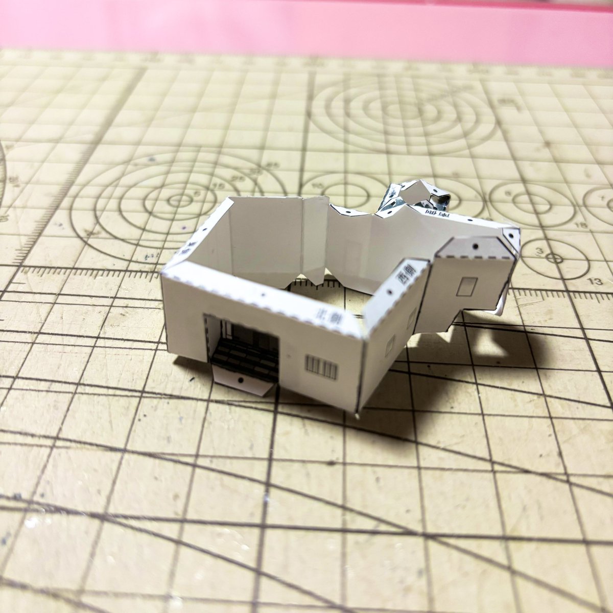 nosuke311's tweet image. 2025年3城目 岸和田城 
その6 小天守屋根2、一階

秀吉は紀州征伐を決め、その前線基地として岸和田城を再構築しています。 その後も城の整備は続き現在の石垣造りの城となりました。

#ファセット #ペーパークラフト #日本名城シリーズ #岸和田城🏯