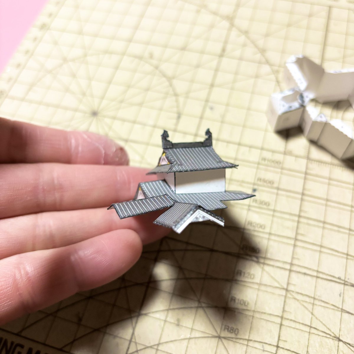 nosuke311's tweet image. 2025年3城目 岸和田城 
その6 小天守屋根2、一階

秀吉は紀州征伐を決め、その前線基地として岸和田城を再構築しています。 その後も城の整備は続き現在の石垣造りの城となりました。

#ファセット #ペーパークラフト #日本名城シリーズ #岸和田城🏯