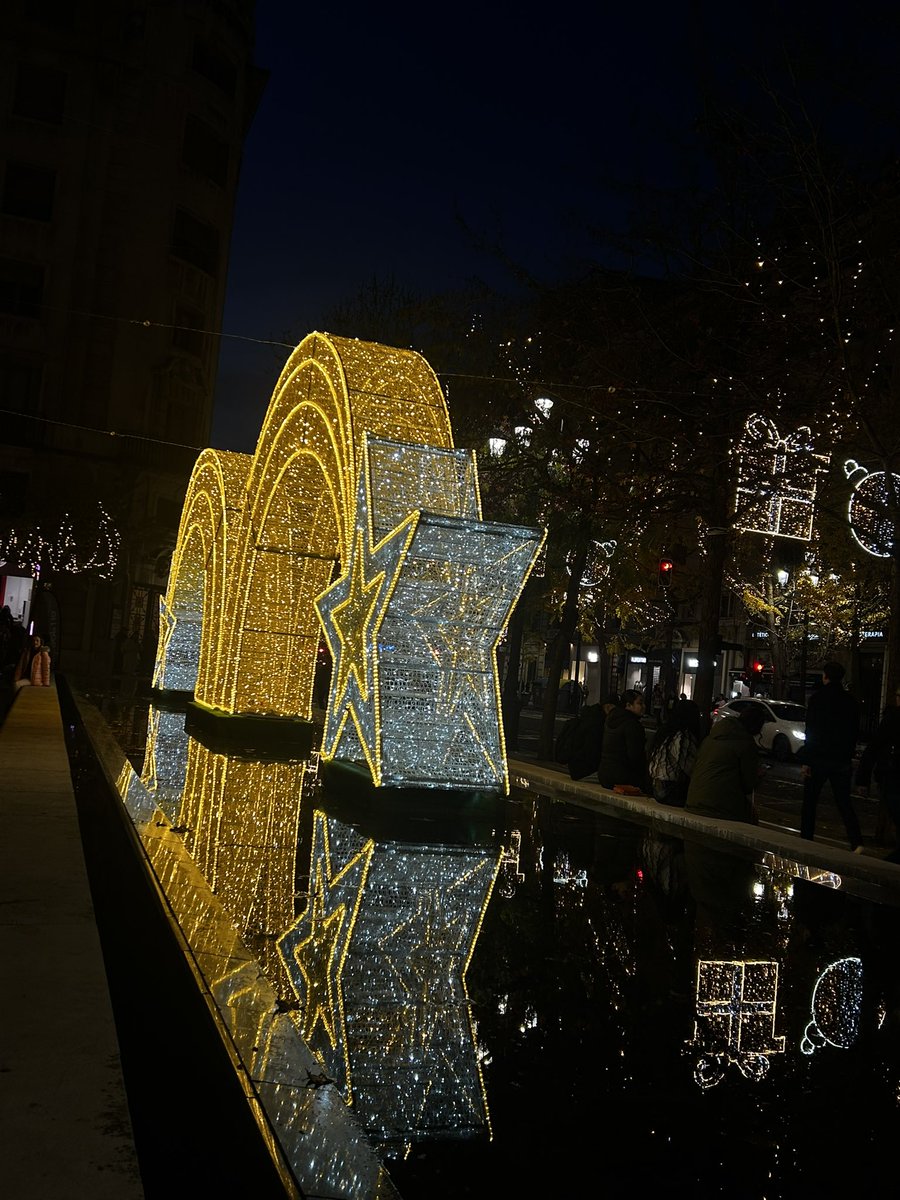 eventos_sdr_'s tweet photo. ✨¡Así luce Santander esta Navidad!✨

😙¿Has sacado ya tu cámara para inmortalizar toda la iluminación que tenemos este año?📸
 
#santander #navidad #lucesnavidad #cantabria https://t.co/H0T6xOujVS