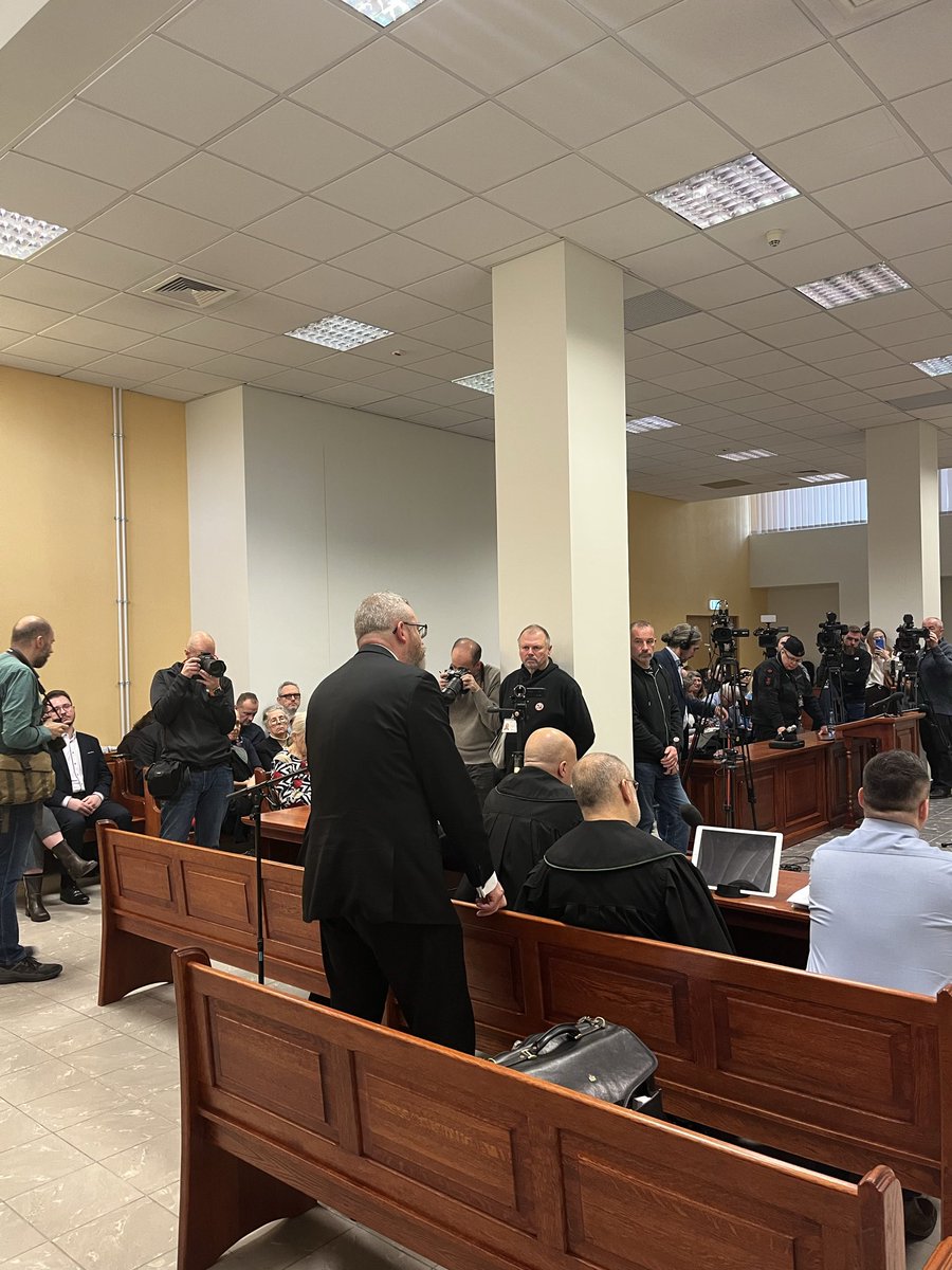 Trwa pierwsza rozprawa <a href="/GrzegorzBraun_/">Grzegorz Braun</a> 
Mili Państwo, ależ to jest farsa…

#MuremZaGrzegorzemBraunem 🧯🇵🇱