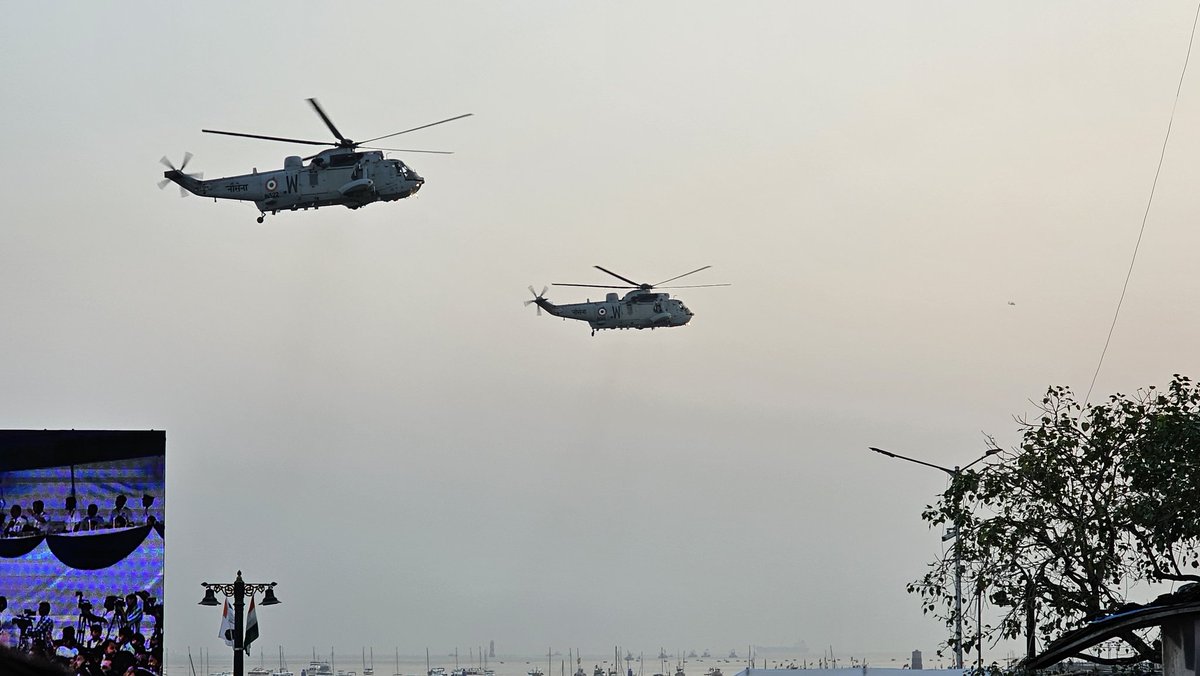 The iconic Gateway of India is coming alive with the grand Beating Retreat and Tattoo Ceremonies...now!

#IndianNavy #Mumbai #NavyDay #Colaba