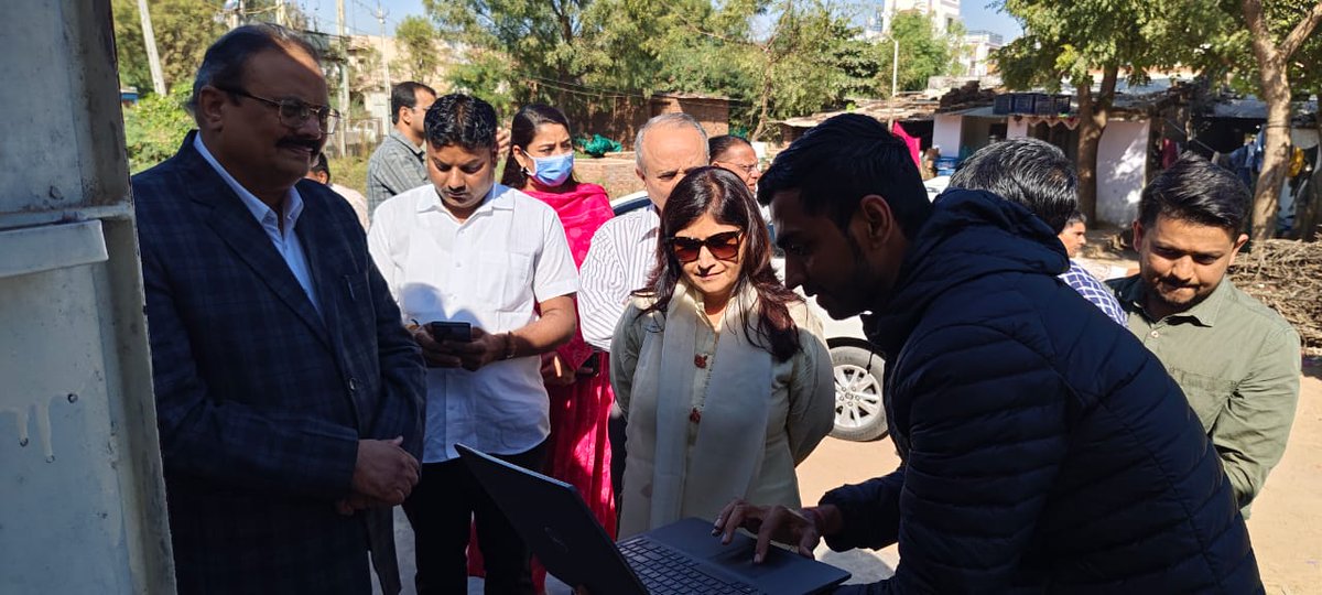 રાજ્ય સરકાર દ્વારા જાહેર વિતરણ વ્યવસ્થાને વધુ પારદર્શક અને અસરકારક બનાવવા ગાંધીનગર જિલ્લાને ડોર સ્ટેપ ડિલિવરી સિસ્ટમ માટે પાયલોટ જિલ્લો તરીકે પસંદ કરવામાં આવ્યો છે.

તા. ૦૮/૧૨/૨૦૨૫ના રોજ તારાપુર ખાતે આવેલી વાજબી ભાવની દુકાન પર તાલુકા ગોડાઉનમાંથી આવતાં જથ્થાની બાયોમેટ્રિક/ઓટીપી