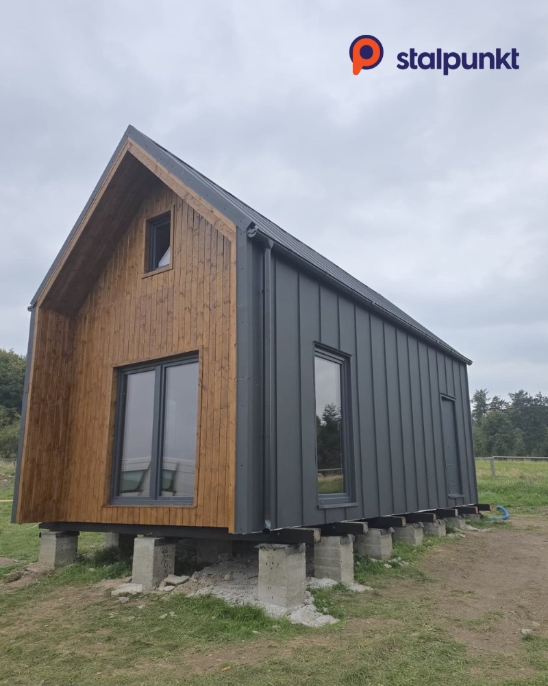 stalpunkt's tweet photo. Dwa zdjęcia z naszej niedawnej realizacji na Dolnym Śląsku. Ponadczasowa, elegancka i trwała blacha na rąbek: Panel PH 510. https://t.co/m4o3iU6EFn