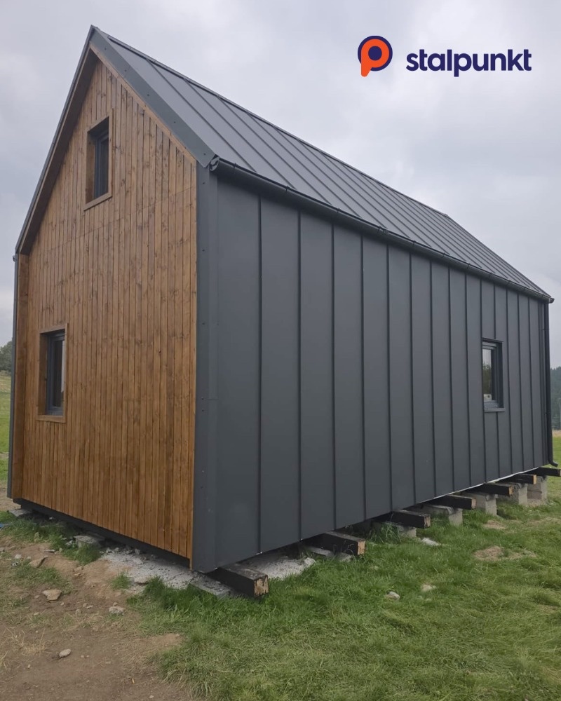 stalpunkt's tweet photo. Dwa zdjęcia z naszej niedawnej realizacji na Dolnym Śląsku. Ponadczasowa, elegancka i trwała blacha na rąbek: Panel PH 510. https://t.co/m4o3iU6EFn