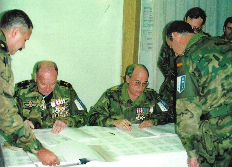 BRIPAC_acasapac's tweet image. #Taldíacomohoy, 8 de diciembre de 1996.

El general Carvajal entrega el mando de la misión IFOR al general Zorzo, de la Legión. Con la transferencia de autoridad finaliza la misión de la SPABRI II generada en base a la BRIPAC.