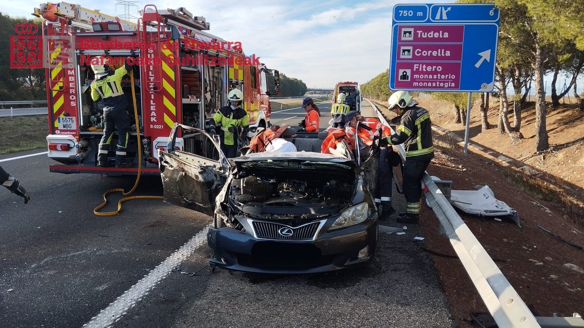 bomberos_na's tweet image. Intervenimos la mañana del lunes  para liberar a una persona atrapada en un coche tras colisionar dos vehículos en la AP-15 (#Castejón)

Una persona fallecidos y otra trasladada al Hospital de #Tudela

#ParqueTudela
@salud_na
#SVA
#SVB
@policiaforal_na