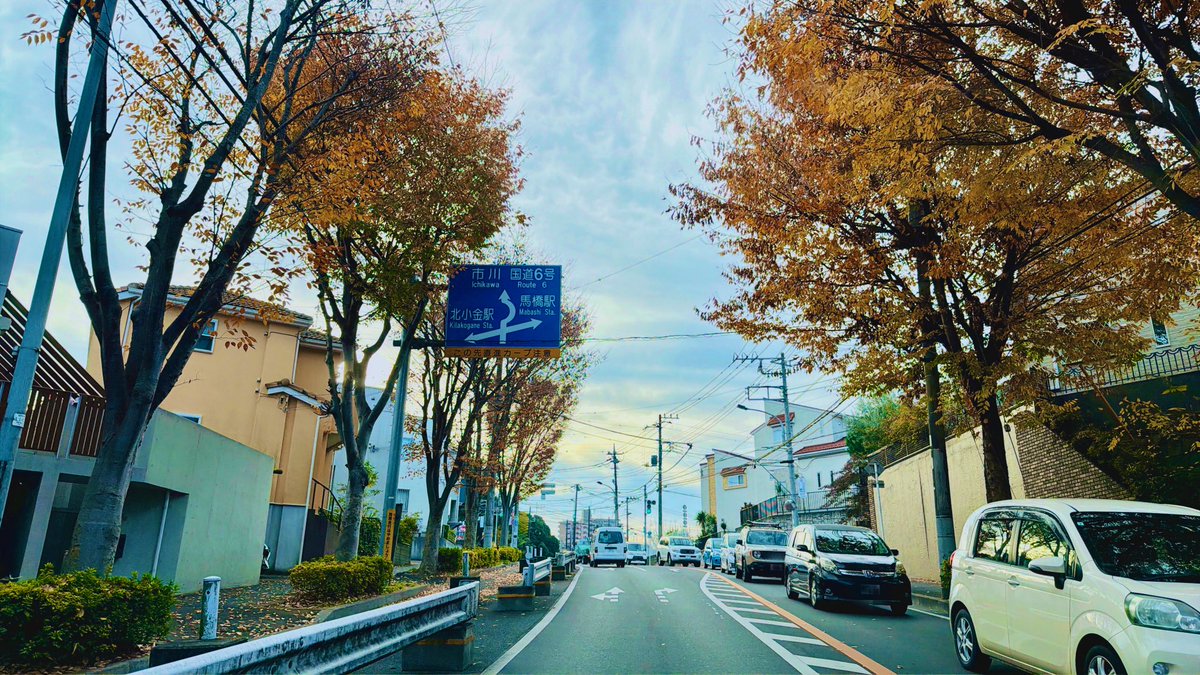 newcamplabo's tweet photo. 怒られない松戸市の出張ペーパードライバー講習　【期間限定】180分コースのリピート受講頂きました。海外赴任が決まり渡航先で運転が必須となったタイミングで急遽の運転練習です🚘前回、前々回と日程調整頂き今回は渡航前の最後の教習です🫨基礎の基礎から始めて幹線道路の走行や基礎駐車の操作手順に加えて縦列駐車の操作手順と実践練習、ラウンドアバウトの基本走行や車線変更の操作手順などご指導させて頂いていました。
今回はとにかく駐車の練習を沢山頑張りたいとのお客様よりのご要望でしたので、基礎駐車やシーン毎の駐車練習の実践、車両感覚についてご指導☑️基礎駐車の操作手順のイメージが出来ていらしたので繰り返しの練習でさらに精度高く操作出来るようになってきました！イレギュラーな駐車にも対応出来るようにも…😌後は渡航先での交通ルール���道路状況に対応出来るようにイメージトレーニング併用で実践練習を頑張って頂きたいと思います✨6号線 けやき通り いちょう通り さくら通り 江戸見坂
.⋆*⋆𓏸 馬橋駅 新松戸駅 幸谷駅 .⋆*⋆𓏸
#ペーパードライバー講習 #松戸市二ツ木
モロッコ屋 @moroccoya_com