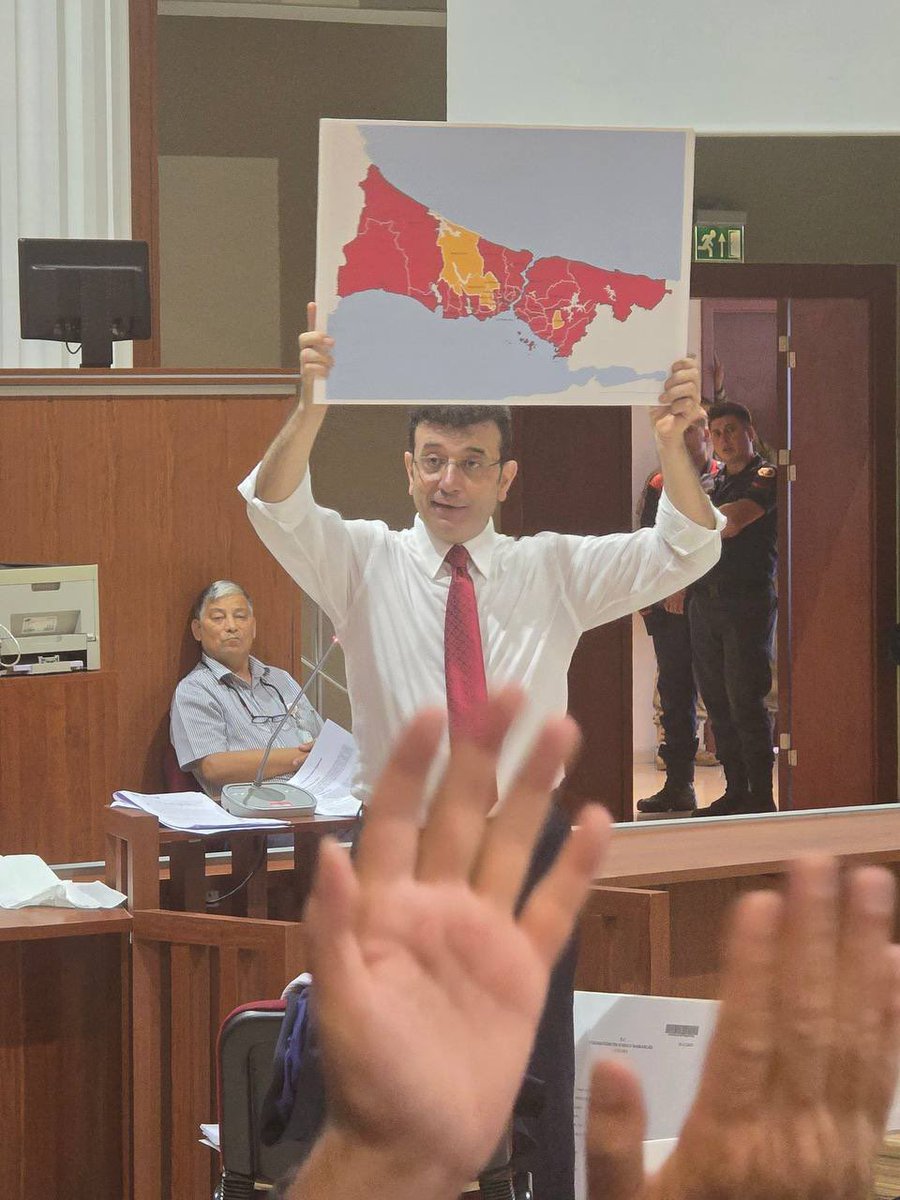 Kanıt bulamadığınız için sürekli erteliyorsunuz, iddianamelerde -mış -miş ekleri dışında kanıt bile yok. Bu terazinin ayarını siz bozdunuz, aynı terazide siz tartılacaksınız. Bu ülkeye yapmış olduğunuz hainlik elbet hepinize sorulacak.