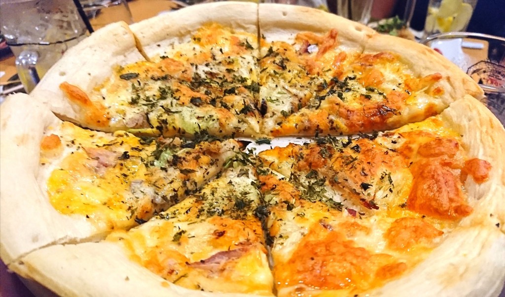 yabatou8's tweet photo. 八丈島創作郷土料理居酒屋エイトさんの卓上に、明日葉七味を置いていただくことになりました🥰
名物のくさやピザや麻婆豆腐など、明日葉七味は何にかけてもピッタリです🌶️✨
エイトさんに行かれた際は、ぜひお試しください！ https://t.co/Pd4Dd1Aiua
