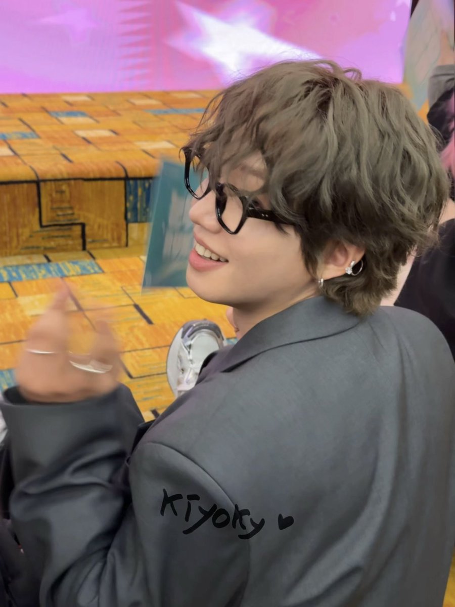 wendyyyyops's tweet photo. 大合影时的卷毛大金毛live生图🥹
好乖好有安全感的大狗勾背影🥰🥰
原相机直出的美貌含金量🥹🥹

251206杭州粉丝见面会
@LYM_offcl 

#임영민 #LIMYOUNGMIN #イムヨンミン
#Bang_Bang #UNFOLDING_COLORS
#อิมยองมิน #임영민_사랑해 https://t.co/QvZGKDhfWZ
