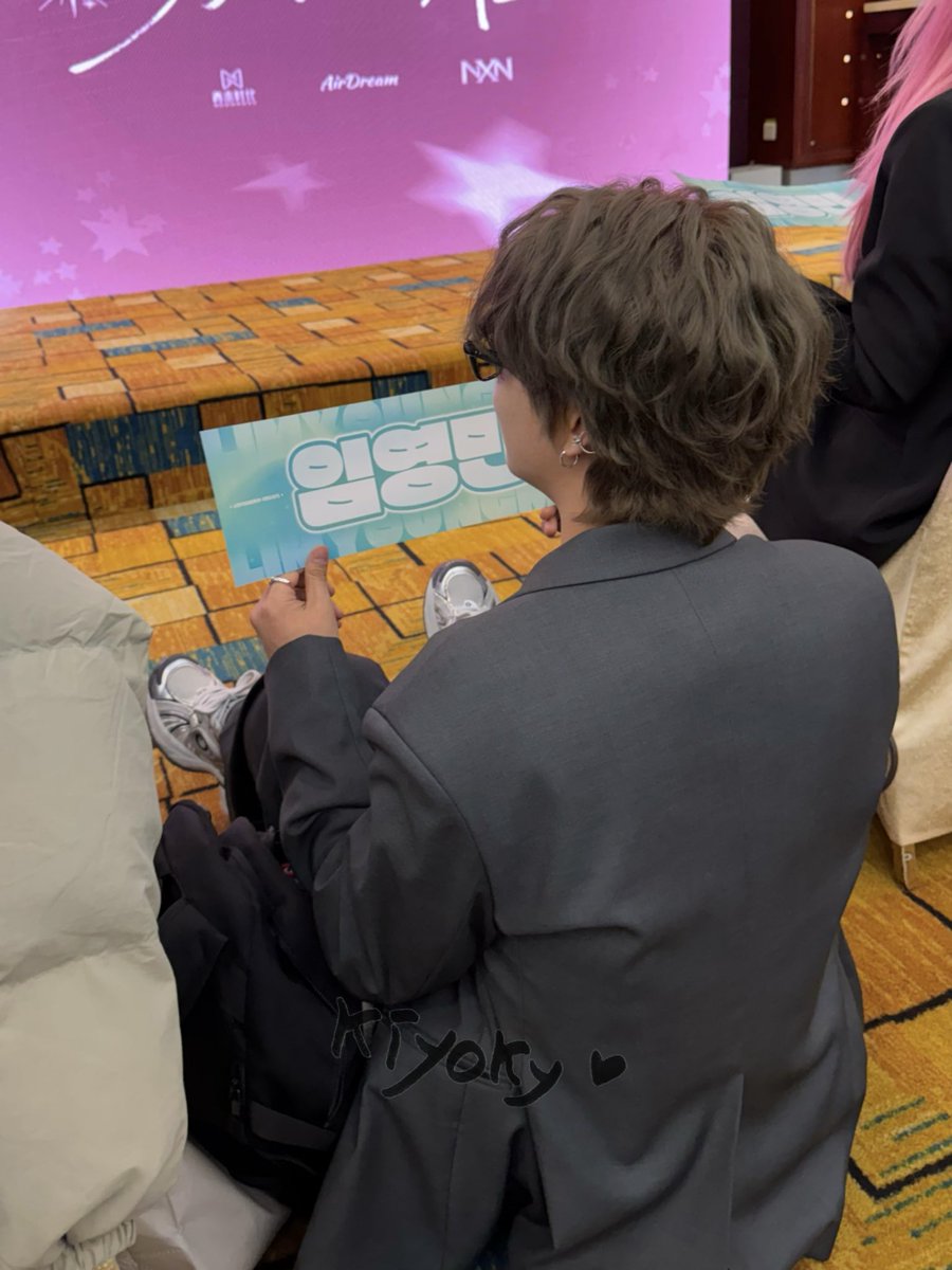 大合影时的卷毛大金毛live生图🥹
好乖好有安全感的大狗勾背影🥰🥰
原相机直出的美貌含金量🥹🥹

251206杭州粉丝见面会
<a href="/LYM_offcl/">임영민 (LIM YOUNG MIN)</a> 

#임영민 #LIMYOUNGMIN #イムヨンミン
#Bang_Bang #UNFOLDING_COLORS
#อิมยองมิน #임영민_사랑해