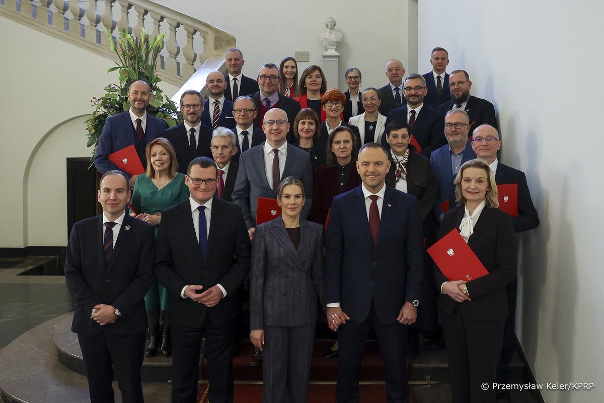 Rodzina to fundament naszej wspólnoty. Dlatego decyzja <a href="/NawrockiKn/">Karol Nawrocki</a> o powołaniu Rady ds. Rodziny i Demografii ma tak duże znaczenie. 24 ekspertów wzmacnia działania Prezydenta, który wyraźnie pokazuje, że polska rodzina jest sercem jego prezydentury. 🇵🇱