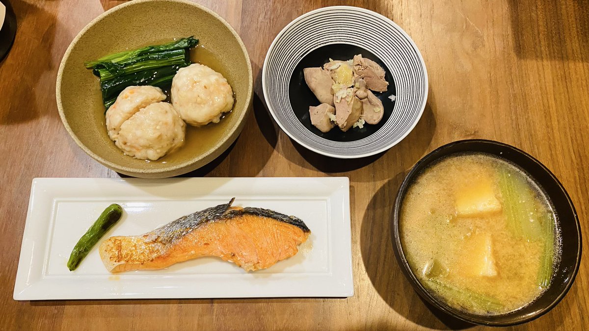 shimagaeri's tweet photo. お久しぶりです。
いつも通りに鶏白湯鍋、おでん、焼き魚、焼肉などを作って過ごしてました。最近は塩茹でレバーにもハマってますが、今晩はひとり手抜きの一平ちゃんです😉
#おうちごはん https://t.co/oWrYBp4Cz9