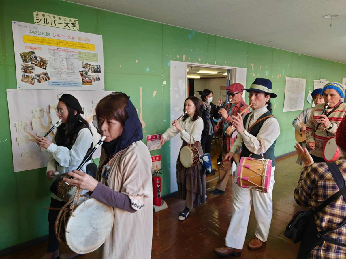 PipeTaborJapan's tweet photo. 12月６日（土）「みんなで作る音楽祭 in 小平」に出演しました！
今年で確か５回目の参加となった、テイバラーズTOKYOの館内練り歩き。
多くの方から大注目、踊ってる方もいらっしゃいました。
明らかに年々期待度が高まっています！来年も頑張りたいです！ https://t.co/mYlqqrCil5