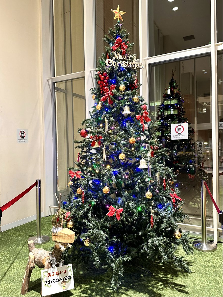 エントランスにあるクリスマスツリーにお友達が遊びに来ましたよ。どこにいるかしら…♪
#クリスマスツリー #トナカイ