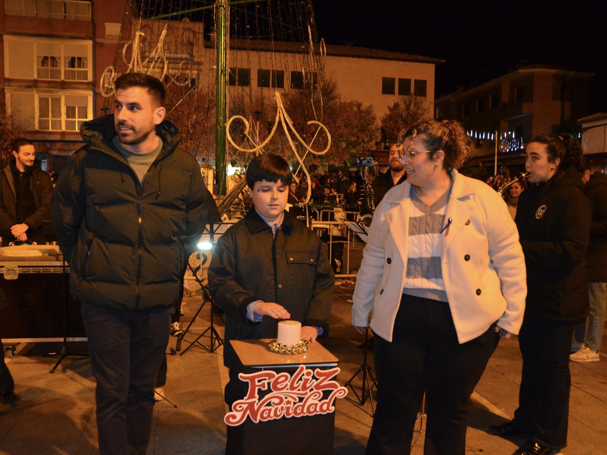 RodrigoMoreras's tweet photo. La luz de la Navidad se ha encendido este 7 de diciembre en una concurrida Plaza de España al ritmo de la Banda Joven de la Escuela Municipal de Música. https://t.co/baGjuDa369