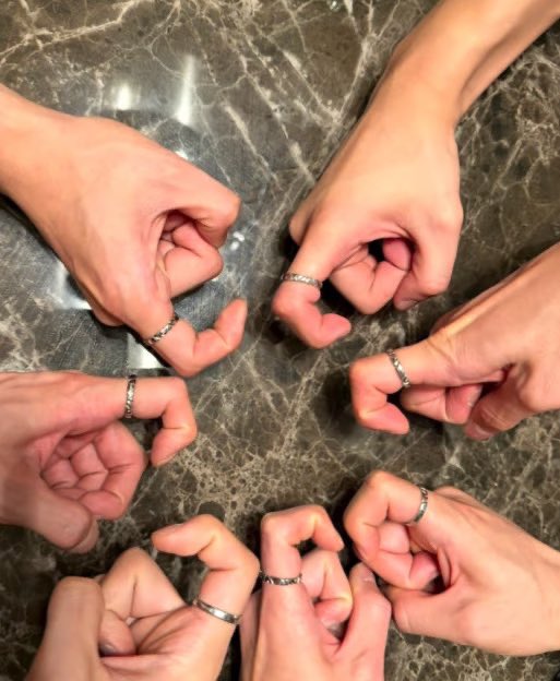 127 단체로 반지 맞추고 동혁이 집에서 
도란도란 맛난거 드셨나봐요