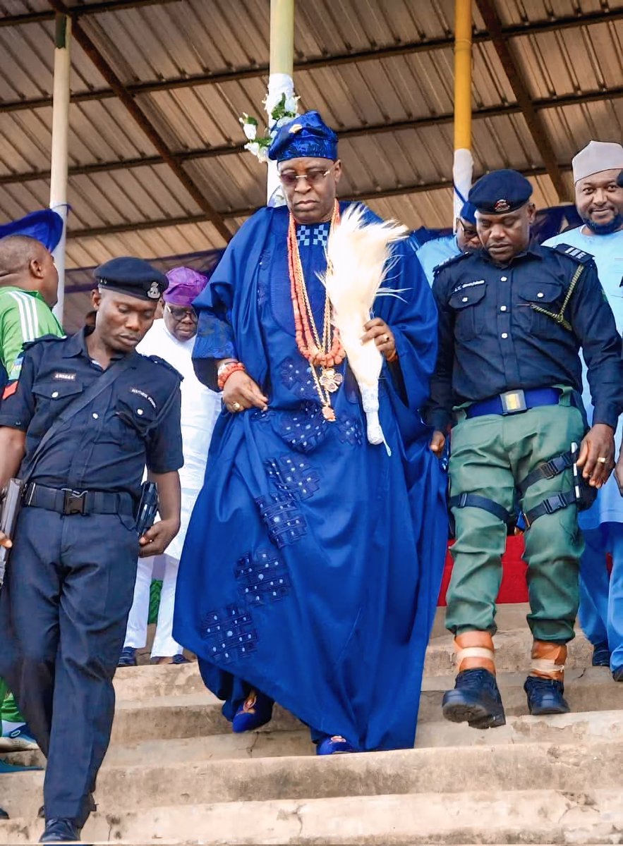 Elijah_Yemz's tweet photo. Talking about Royal steeze rooted in tradition, powered by culture, and driven by purposeful domain development,  Kabiyesi Alayeluwá Oba HIM Ghandi Afolabi Olaoye, Orumogege III, the Paramount Ruler and Soun of Ogbomosoland. Where royalty meets vision.👑✨
Long may you reign BABA https://t.co/68ATLZnLxM