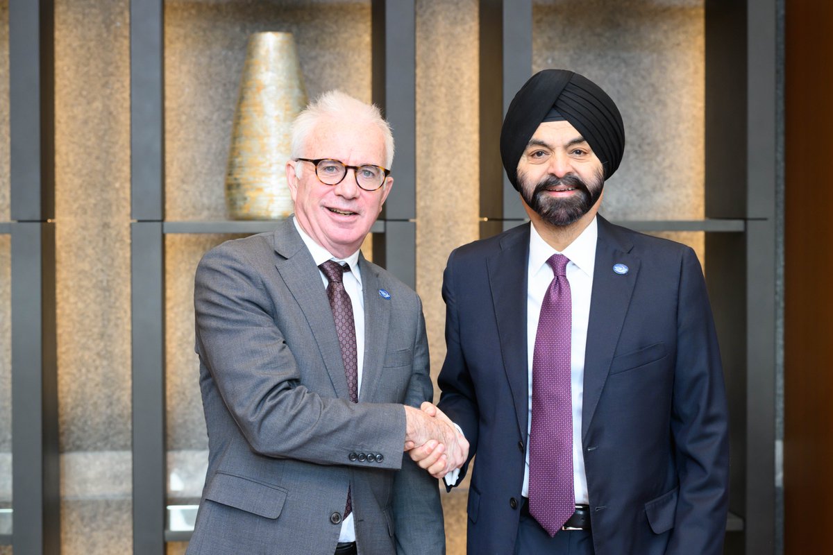 GlobalFund's tweet photo. “Strengthening health systems at scale requires sustained investment, smart financing and true partnership,” says @PeterASands, Global Fund Executive Director.

@GlobalFund and @WorldBank have signed a memorandum of understanding (MoU) to mobilize US$2 billion over three years and enhance cooperation for affordable health services, sustainable financing and access to quality-assured health products.

https://t.co/UBk3uBBvWk