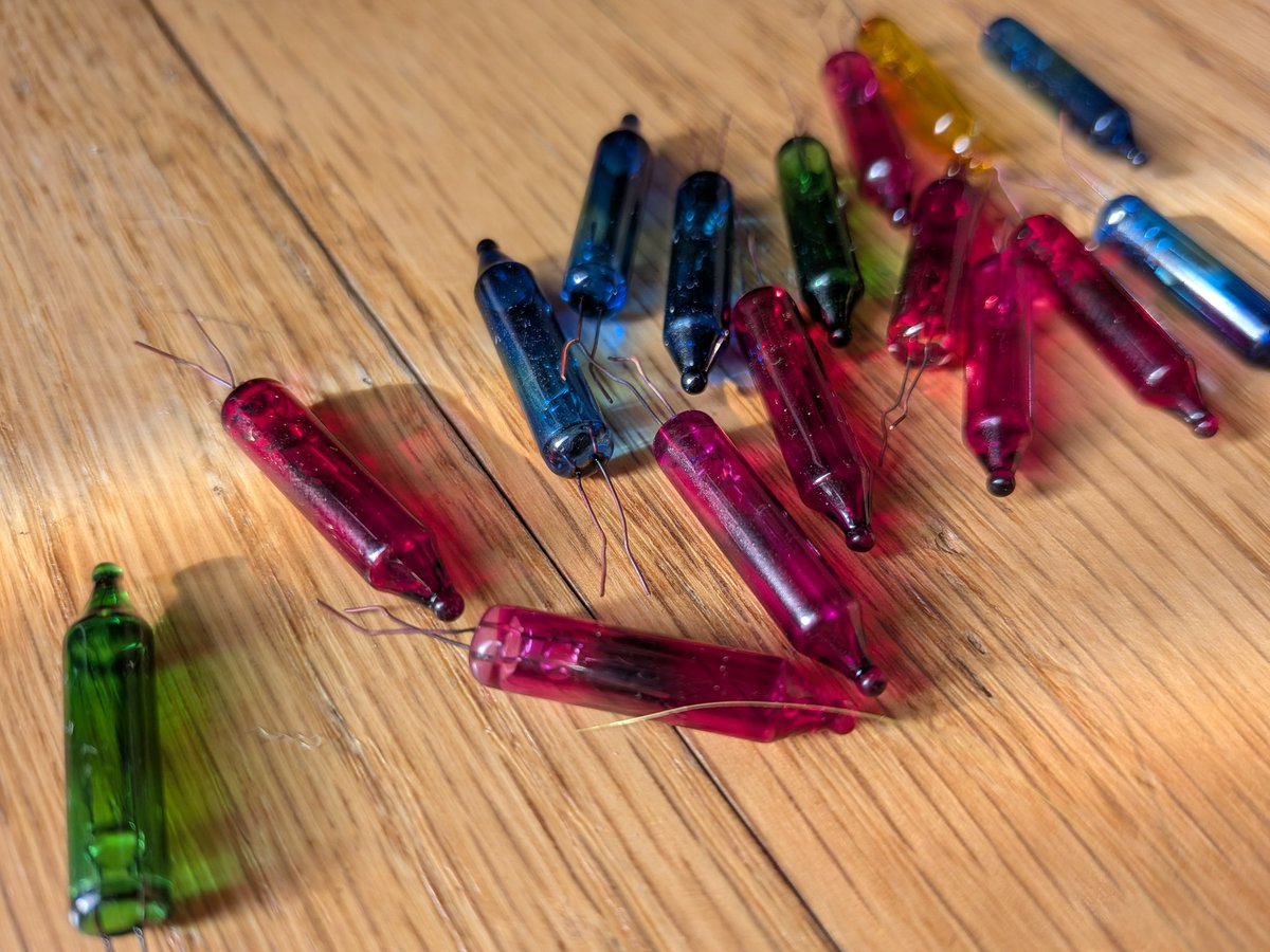 LBPHeretic's tweet image. 16 burnt out bulbs later and my kids' mini Christmas tree is 100% up and running. Took some macros with Pixel 10. It uses both the main sensor and telephoto lenses for macro shots. Looks great. #GooglePixel. #TeamPixel. #PixelSuperFans. #Pixel10. #ShotOnPixel.