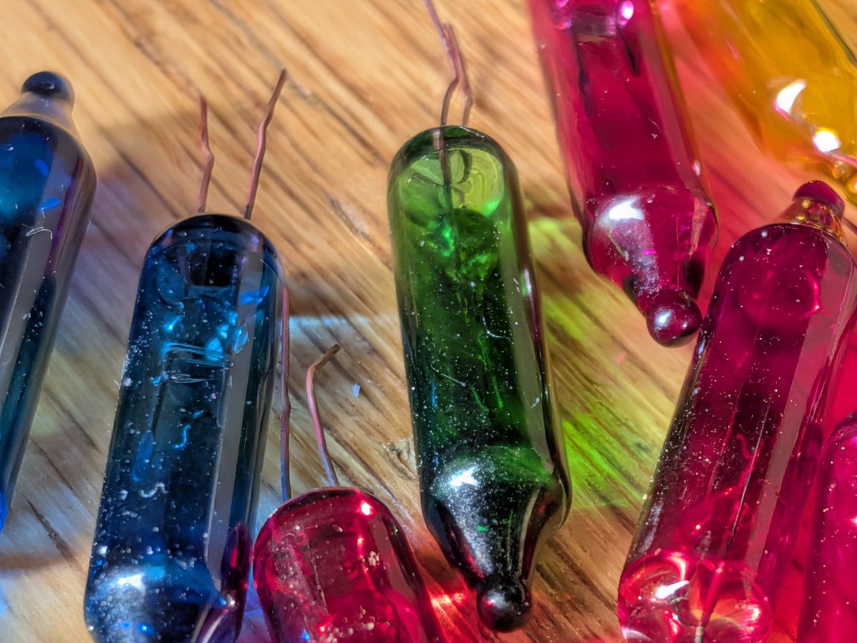 LBPHeretic's tweet image. 16 burnt out bulbs later and my kids' mini Christmas tree is 100% up and running. Took some macros with Pixel 10. It uses both the main sensor and telephoto lenses for macro shots. Looks great. #GooglePixel. #TeamPixel. #PixelSuperFans. #Pixel10. #ShotOnPixel.