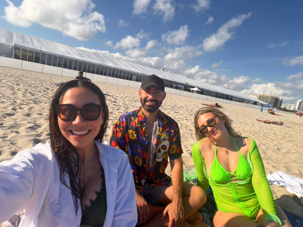 GM — the best parts of Basel are the art and the builders you somehow end up on a beach with. 🏝️🔗 <a href="/TheMiamiApe/">Laura Rodriguez🌴</a> <a href="/sergitosergito/">Sergito ❚ ❚</a>