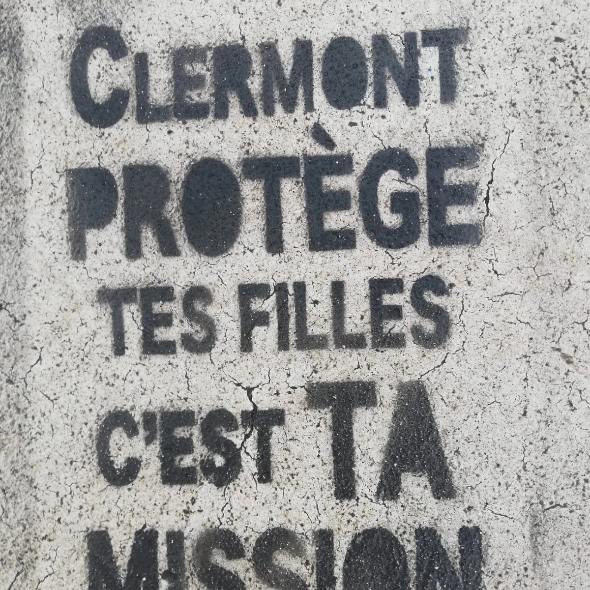 Des tags racistes découverts par <a href="/mediacoopfrance/">Mediacoop</a> à Chamalières.  

Rien d’“isolé”. 

Quand l’État banalise les discours anti-migrants, quand on associe sans cesse immigration et délinquance, on fabrique du racisme en série.